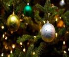 Üç Noel topları ağaca asılı